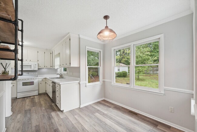 Building Photo - 1610 S Wade Ave