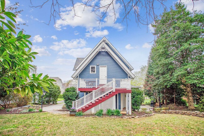 Building Photo - Stunning and Spacious Single Family Home S...