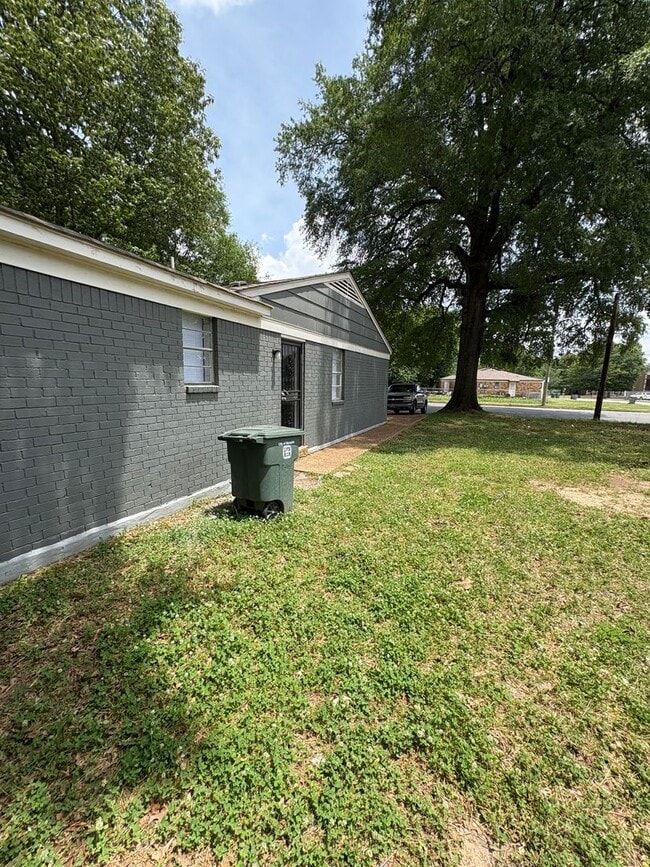 Building Photo - This 2BR/1BA includes a nice-sized living area, an ample kitchen, a fenced-in