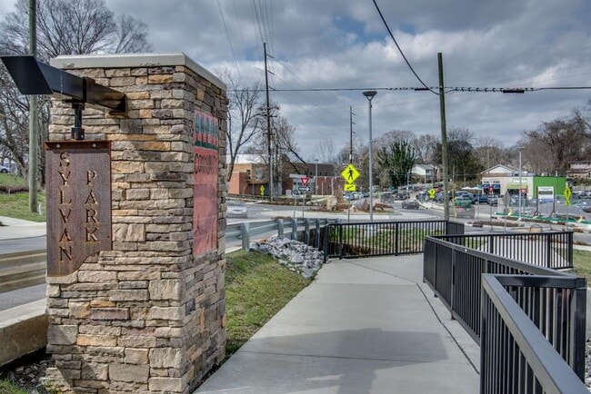 Building Photo - Awesome 2BE/2BA condo located in the heart of Sylvan Park community!