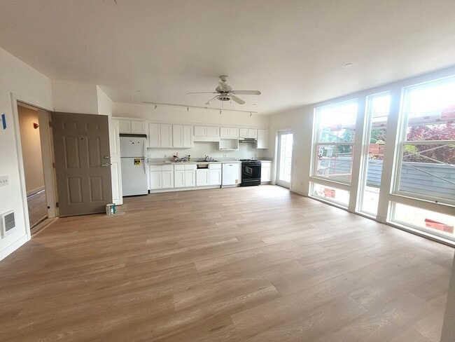 Building Photo - Remodeled One Bedroom with Large deck - H ...