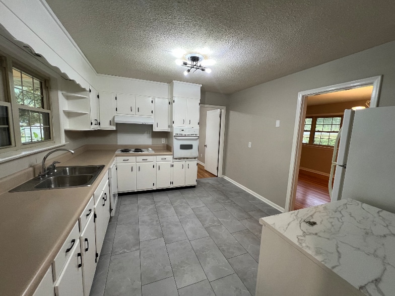 Building Photo - 1334 Ely Rd