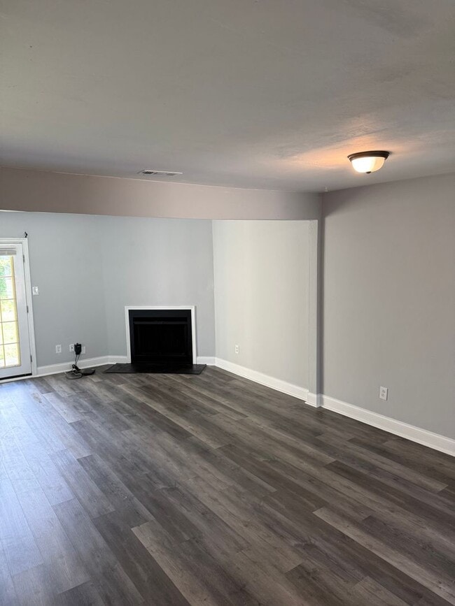 Building Photo - Move-In Ready 2BR Home Near Coast Guard Base!