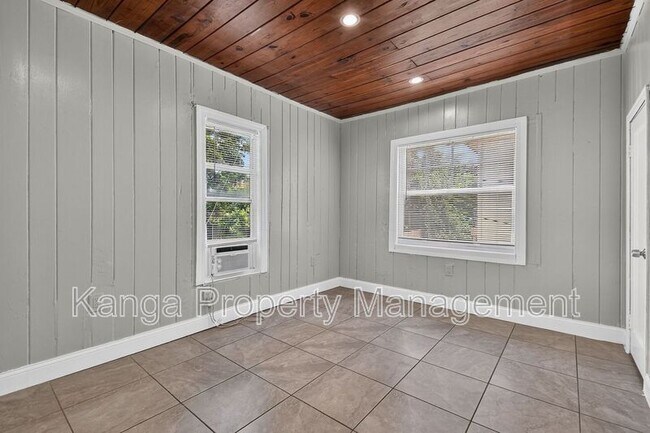 Building Photo - 887 7th St