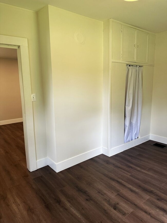 Building Photo - IMMACULATE, completely remodeled, one leve...