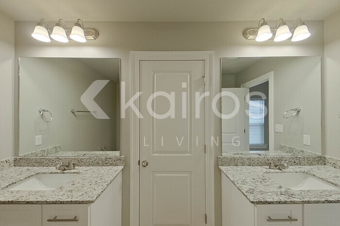 Building Photo - 13751 Pinyon Dr