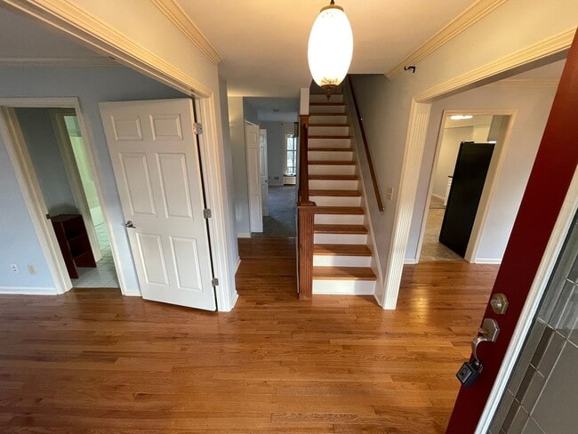 Building Photo - Charming 4 Bedroom Home in Downtown Shelbyville – Prime Location & Classic Comfort