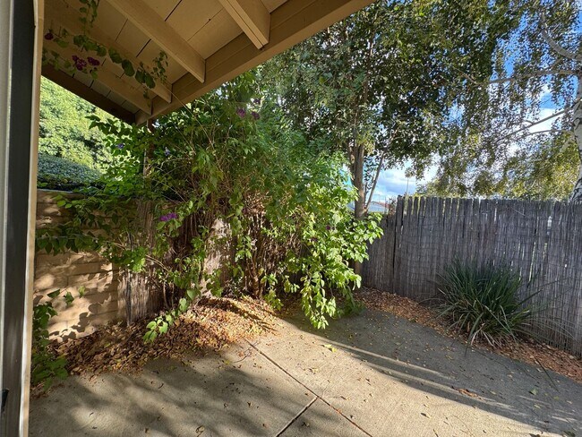Building Photo - For Rent – Charming Woodland Condo with Co...