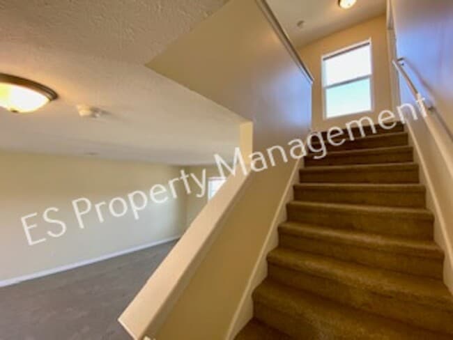 Building Photo - Beautiful 4 Bedroom 2.5 Bath 2 story home in Wildwood Farms on Indy's Southeast side!