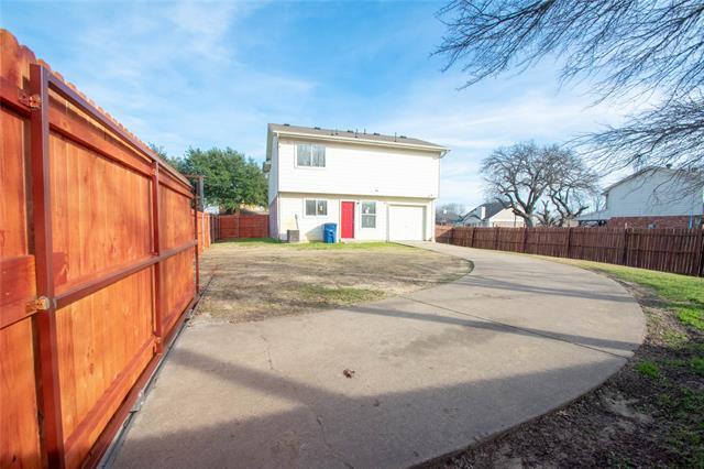 Building Photo - 2703 Clayton Oaks Dr