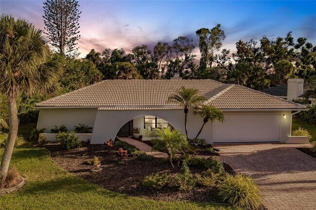 Building Photo - 904 S Doral Ln