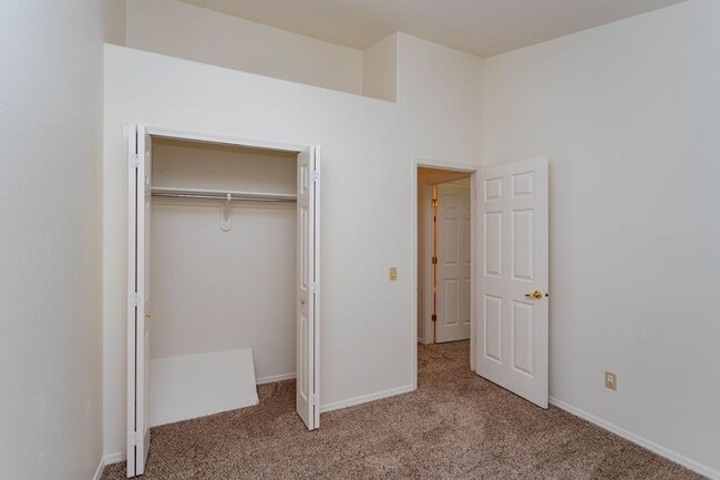 Building Photo - Lovely District 20 Townhome!