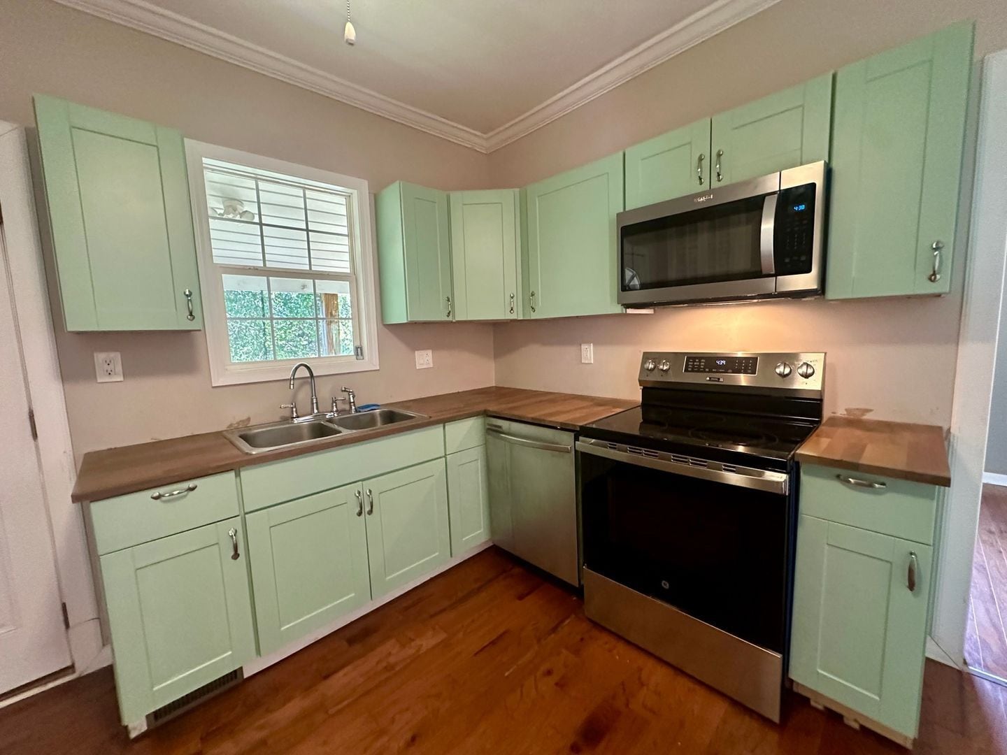 Building Photo - 907 Avenue A