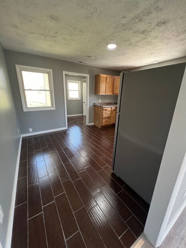 Building Photo - 3 bedroom/1 bathroom house
