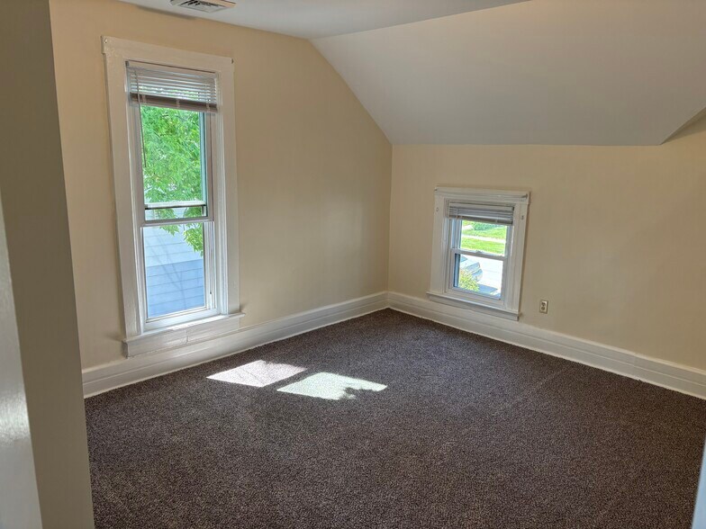 Large bedroom #2 upstairs. - 319 Garfield Ave