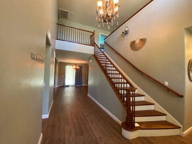 Building Photo - Big beautiful Home for rent in Visalia, Ca