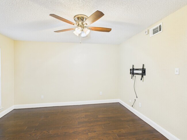 Building Photo - 6416 Bankside Dr