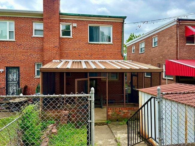 Building Photo - Charming 3-bedroom, 1.5-bathroom! Pets Wel...