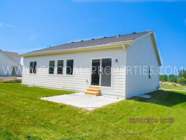 Building Photo - 4 Bedroom Ranch Home in Clive. Over 2000 sq feet of finished living area!