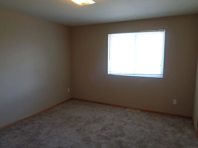 Building Photo - 2 Bedroom, 2 1/2 Bathroom Townhome on West End