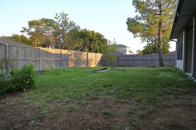 Building Photo - 2900 Bluffs Ct