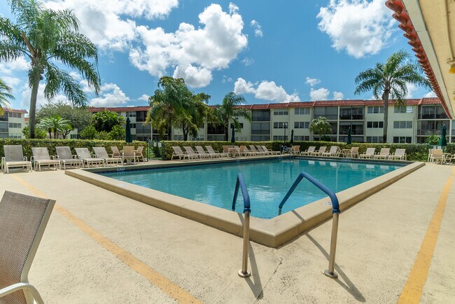 Building Photo - 9420 S Hollybrook Lake Dr