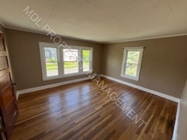 Building Photo - 2 Bedroom 1 Bath Apartment w/ Basement