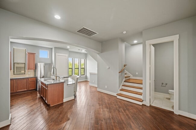 Building Photo - 1813 Dart St