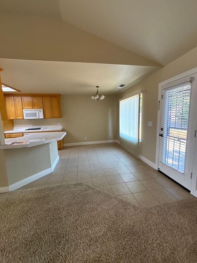 Building Photo - Central Roseville Single Story, 3 Bedroom, 2 Bath, 2 Car Garage Close to schools & Shopping