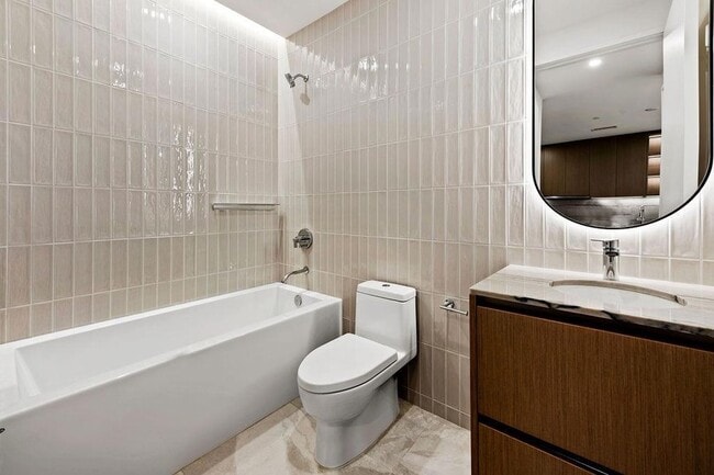 Building Photo - 610 Davis St