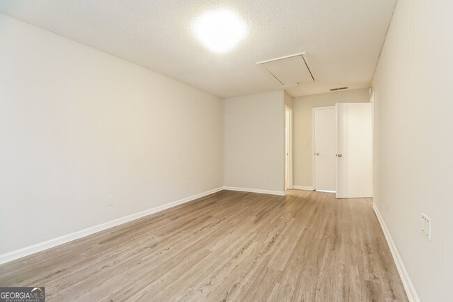 Building Photo - 235 Ashland Dr