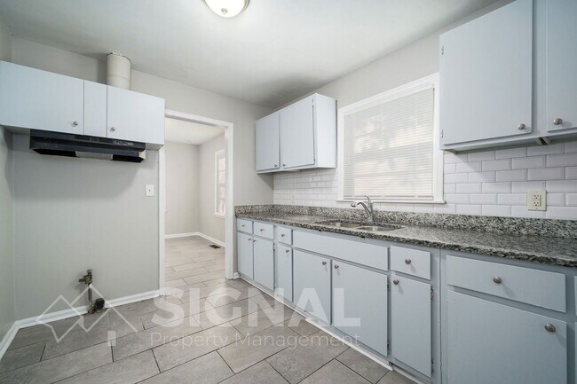 Building Photo - 504 Annie Laura Dr