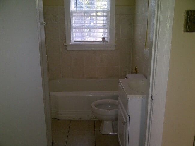 Building Photo - Move-in Special! 1/2 off first month's rent!