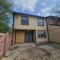Building Photo - Spacious 3 BR+study/2.5 bath end-unit townhome w/balcony & patio!