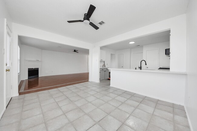 Building Photo - 403 Willow W Dr