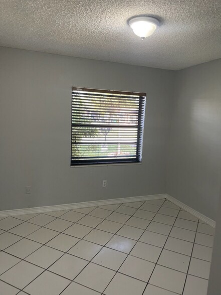 Building Photo - 4704 SW 136th Pl