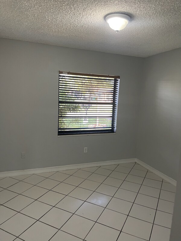 Building Photo - 4704 SW 136th Pl