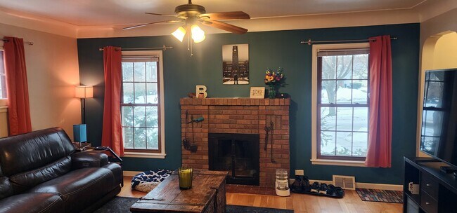 Bright main living area with hardwood floors, fireplace, and natural light. - 2923 Arthur St NE