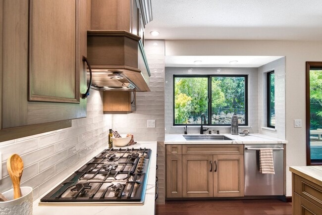 Building Photo - 8 Racquet Ct