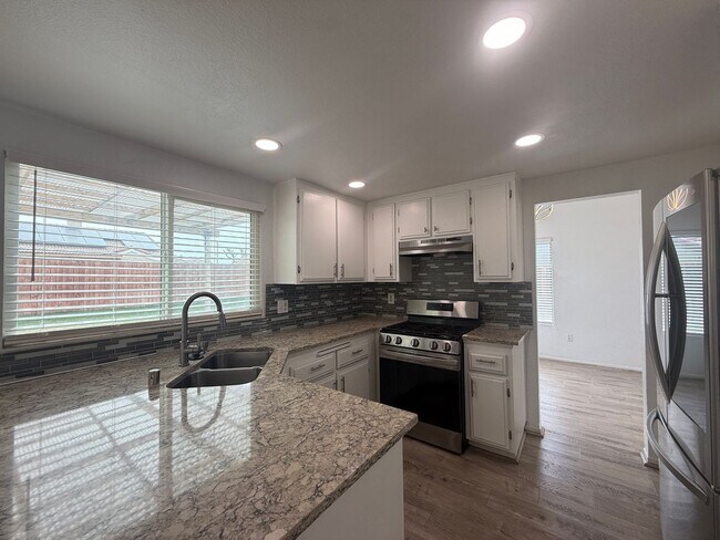 Building Photo - Lancaster 3 Bedroom + 3 Bathroom