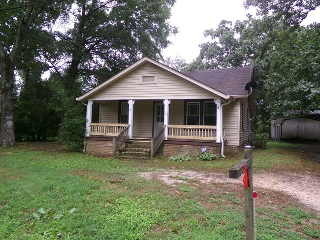 Building Photo - Country living close to town!