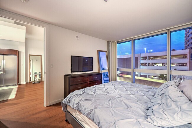 Building Photo - 4471 Dean Martin Dr