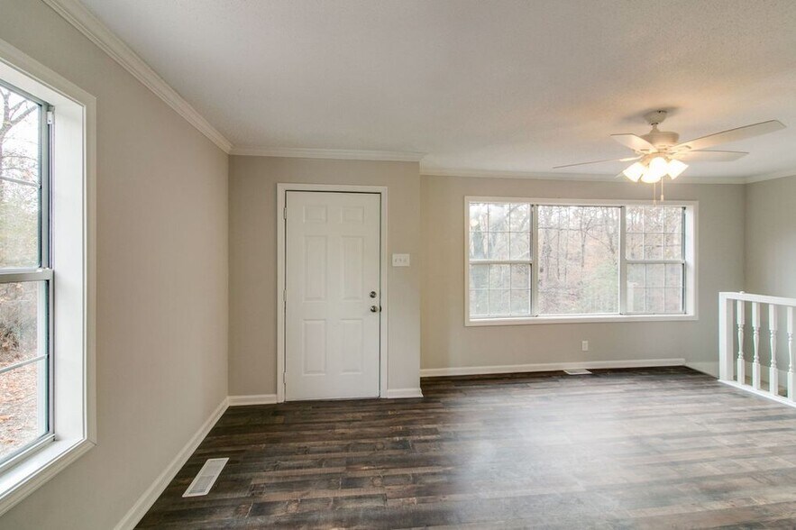 Building Photo - 713 Ridgecrest Dr