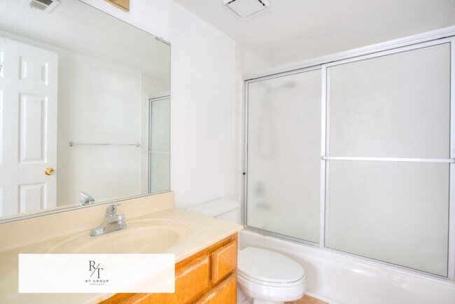 Building Photo - Beautiful Front Unit in Gated Community – ...