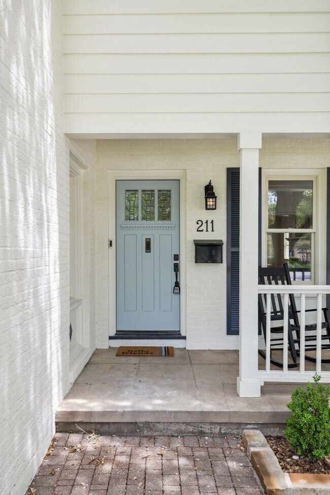 Building Photo - CHARMING 3-BEDROOM IN THE HEART OF ALAMO HEIGHTS