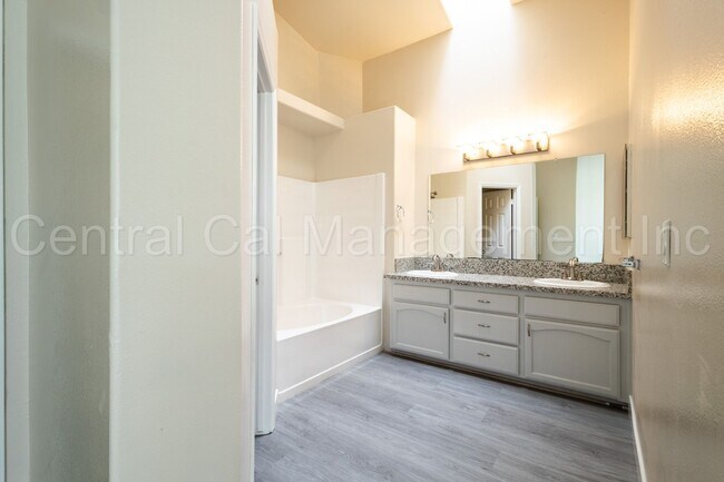 Building Photo - 3 Bedroom/2 Bath Home in the Southwest - $2295 Per Month!