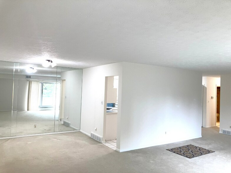Building Photo - 2202 Acacia Park Dr
