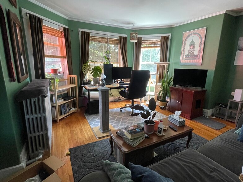 2nd rm furnished - 7 Bowdoin Ave