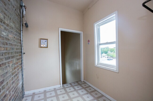 Building Photo - 7554 N Claremont Ave
