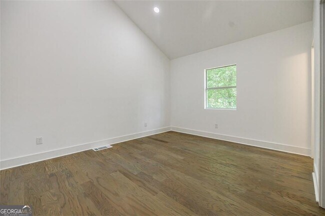 Building Photo - 2749 Memorial Dr SE